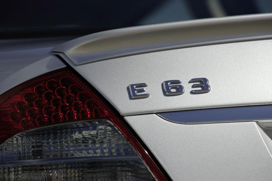  Mercedes-Benz E63 AMG 2007 года  (фото 16 из 25)